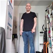 J'ai un baccalauréat tertiaire, un brevet de technicien supérieur de vendeur et une maîtrise de responsable ressources humaines